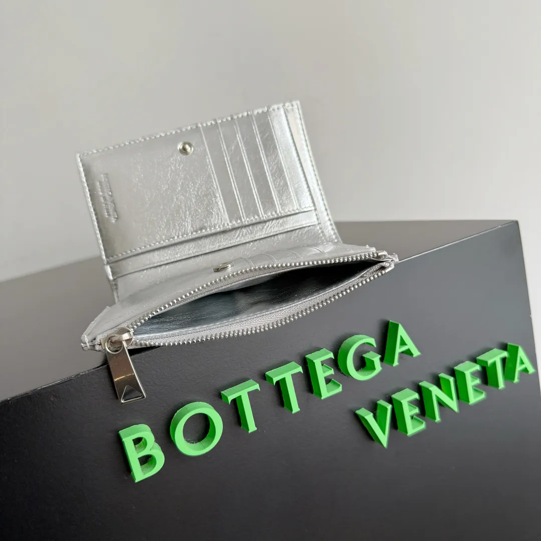 Batch 960 of BOTTEGA VENETA’s new woven small wallets are now shipping! ! ! 🥰🥰Made of carefully selected first-layer sheepskin fabric, this small luxury wallet has an elegant appearance and is also full of practicality. It can store change, driver's license and various cards at the same time. It is so small that it can be put in your pocket and carried with you. It is really convenient [Applause][Applause] Style No.: 667468 Size: 14.5*9.3*2cm